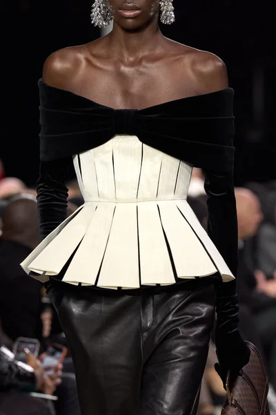 Look 18